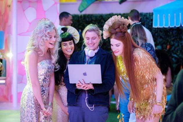 RECORD DATE NOT STATED BARBIE, from left: Margot Robbie, Ana Cruz Kayne, director Greta Gerwig, Hari Nef, on set, 2023. ph: Jaap Buitendijk Warner Bos. Courtesy Everett Collection PUBLICATIONXNOTxINxCANxCHNxFRAxITAxJPNxNORxPOLxRUSxESPxUKxUSA