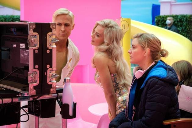 RECORD DATE NOT STATED BARBIE, from left: Ryan Gosling, Margot Robbie, director Greta Gerwig, on set, 2023. ph: Jaap Buitendijk Warner Bos. Courtesy Everett Collection PUBLICATIONXNOTxINxCANxCHNxFRAxITAxJPNxNORxPOLxRUSxESPxUKxUSA