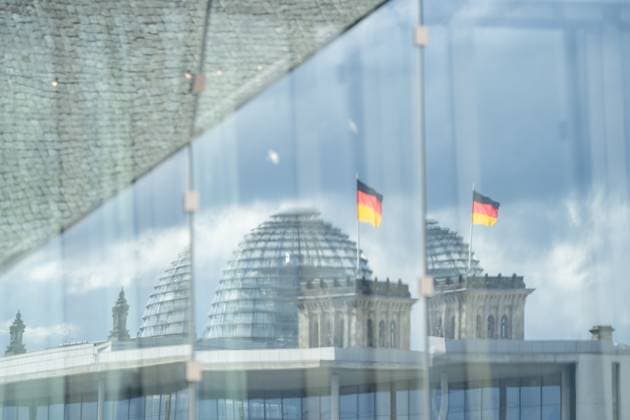 Blick auf das Paul-Löbe-Haus und die Reichtstagskuppel im Hintergrund im Berliner Regierungsviertel im Herbst 2023 Spiegelung in der Glasfassade des Gebäudes Berlin Cube;Blick auf das Paul-Löbe-Haus und die Reichtstagskuppel im Hintergrund im Berliner Regierungsviertel im Herbst 2023 Spiegelung in der Glasfassade des Gebäudes Berlin Cube, Berlin Berlin Deutschland Regierungsviertel *** View of the Paul Löbe House and the Reichstag dome in the background in Berlins government district in the fall of 2023 Reflection in the glass facade of the Berlin Cube building View of the Paul Löbe House and the Reichstag dome in the background in Berlins government district in the fall of 2023 Reflection in the glass facade of the Berlin Cube