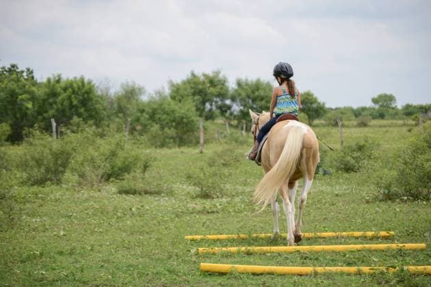 IMAGO Creative, Kinder auf dem Reiterhof Little Girl Horseback Riding Over Obstacles San Antonio, Texas, United States R_RVQP22031530-951327-01 ,model released, Symbolfoto