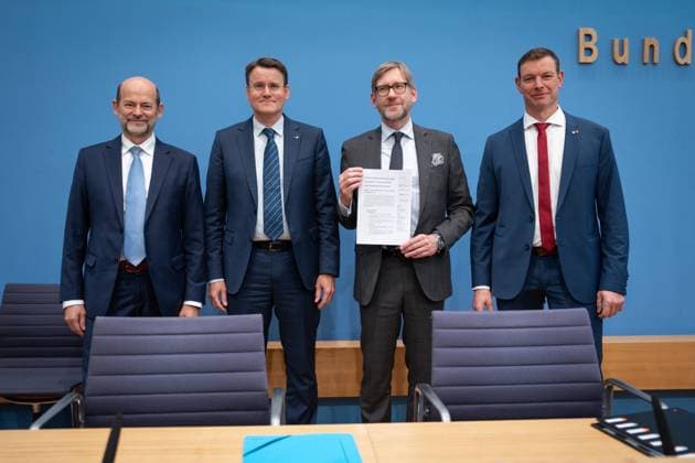 News Themen der Woche KW45 News Bilder des Tages Bundespressekonferenz Falsche Rahmenbedingungen verhindern Klimaneutralitaet des Güterkraftverkehrs Dr. Manfred Schuckert, Leiter Regulierungsstrtegie, Daimler Truck Holding AG gemeinsam mit Alexander Vlaskamp, Vorstandsvorsitzender, MAN Truck & Bus SE, Frank Huster, Hauptgeschaeftsfuehrer, Bundesverband Spedition und Logistik (DSLV) und Prof. Dr. Dirk Engelhardt, Vorstandssprecher, Bundesverband Gueterkarftverkehr Logistik und Entsorgung (BGL) e.V. bei der Bundespressekonferenz zum Thema Falsche Rahmenbedingungen verhindern Klimaneutralitaet des Gueterkraftverkehrs, Berlin , 08.11.2023 Berlin Berlin Deutschland *** Federal Press Conference Wrong framework conditions prevent climate neutrality of road haulage Dr Manfred Schuckert, Head of