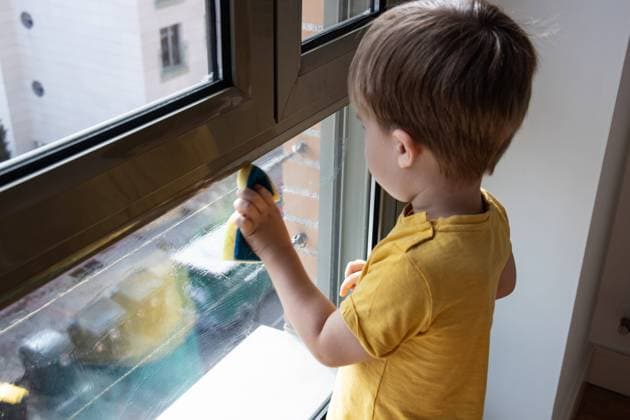 IMAGO Creative: Frühjahrsputz Little boy is washing the window with a sponge Madrid, Community of Madrid, Spain R_GZIAMP231106-1282712-01 ,model released, Symbolfoto