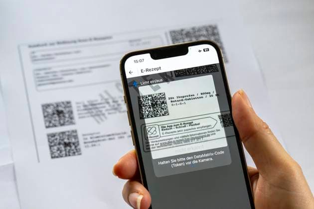 07.11.2023, Arzneimittel auf Arzt-Rezept können künftig per E-Rezept mittels gleichnamiger Handy-App in der Apotheke erworben werden, zum Beispiel Ibuprofen und Dolormin-Tabletten. 07.11.2023, Ibuprofen auf E-Rezept 07.11.2023, Ibuprofen auf E-Rezept *** 07 11 2023, Medicines on a doctors prescription can in future be purchased by e-prescription using the mobile app of the same name in the pharmacy, for example ibuprofen and Dolormin tablets 07 11 2023, Ibuprofen on e-prescription 07 11 2023, Ibuprofen on e-prescription