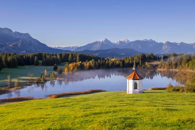  Kapelle am Hegratsrieder See, bei Füssen, Allgäuer Alpen, Allgäu, Bayern, Deutschland, Europa *** Chapel on Hegratsrieder See, at Füssen, Allgäuer Alps, Allgäu, Bavaria, Germany, Europe Copyright: imageBROKER/Lilly ibxtke09790814.jpg