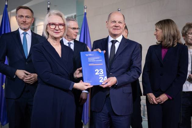 News Themen der Woche KW45 News Bilder des Tages Uebergabe des Jahresgutachtens 2023 2024 des Sachverstaendigenrats (Wirtschaftswaisen) zur Begutachtung der gesamtwirtschaftlichen Entwicklung an den Bundeskanzler Prof. Dr. Dr. h.c. Monika Schnitzer, Vorsitzende des Sachverstaendigenrat zur Begutachtung der gesamtwirtschaftlichen Entwicklung, Mitglied der Wirtschaftswaisen gemeinsam mit Bundeskanzler Olaf Scholz mit den 5 Wirtschaftswaisen sowie Bundesfinanzminister Christian Lindner (FDP)bei der Uebergabe des Jahresgutachtens 2023 2024 des Sachverstaendigenrats zur Begutachtung der gesamtwirtschaftlichen Entwicklung an den Bundeskanzler im Bundeskanzleramt, Berlin , 08.11.2023 Berlin Berlin Deutschland *** Handover of the annual report 2023 2024 of the Council of Economic Experts for the