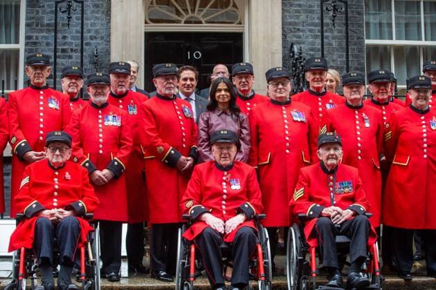 News Themen der Woche KW45 News Bilder des Tages November 8, 2023, London, England, United Kingdom: AKSHATA MURTY, UK Prime Minister Rishi SunakÃ¢â‚¬â ¢s wife. poses with Chelsea pensioners outside 10 Downing Street. London United Kingdom - ZUMAs262 20231108_zip_s262_148 Copyright: xTayfunxSalcix