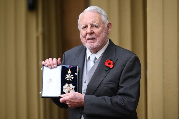 Bilder des Jahres 2023, News 11 November News Themen der Woche KW45 News Bilder des Tages . 08 11 2023. London, United Kingdom. Sir Terry Waite with his Knighthood after an Investiture at Buckingham Palace in London.  xPoolx xi-Imagesx IIM-24790-0003