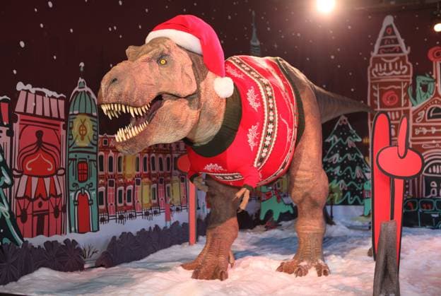 Christmas T-Rex London.UK. The Natural History Museum unveils their 2023 Christmas jumper as modelled by their giant animatronic T-Rex (Tyrannosaurus Rex). The jumper is available to buy in the www.nhmshop.co.uk. Visitors to the museum can now see the display in the Darwin Centre at the Natural History Museum. 7th November 2023. LMK11-S071123-001 