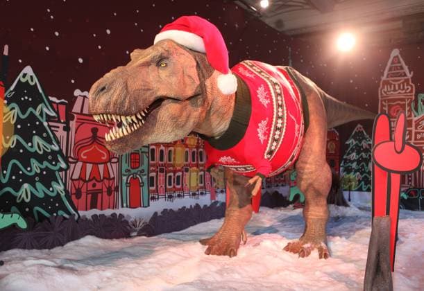 Christmas T-Rex London.UK. The Natural History Museum unveils their 2023 Christmas jumper as modelled by their giant animatronic T-Rex (Tyrannosaurus Rex). The jumper is available to buy in the www.nhmshop.co.uk. Visitors to the museum can now see the display in the Darwin Centre at the Natural History Museum. 7th November 2023. LMK11-S071123-001 