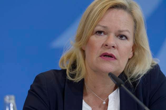Jahresbericht Bundespolizei 2022 vorgestellt 2023-11-08 - Deutschland, Berlin - Nancy Faeser (SPD), Bundesministerin des Inneren und für Heimat, und der Bundespolizeipräsident stellen den Jahresbericht der Bundespolizei 2022 vor. *** Federal Police Annual Report 2022 presented 2023 11 08 Germany, Berlin Nancy Faeser SPD , Federal Minister of the Interior and for Home Affairs, and the Federal Police President present the Federal Police Annual Report 2022