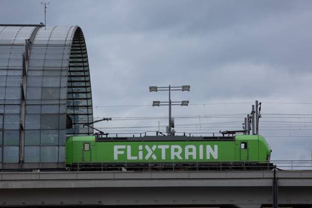 Flixtrain Zug am Hauptbahnhof in Berlin *** Flixtrain train at Berlin Central Station