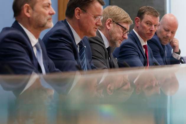 News Themen der Woche KW45 News Bilder des Tages Jahresbericht Bundespolizei 2022 vorgestellt 2023-11-08 - Deutschland, Berlin - Bundespressekonferenz: LKW-Hersteller und Logistikverbände betrachten politische Rahmenbedingungen als Hemmnis für die Klimaneutralität des Güterkraftverkehrs. Im Bild v.l. Dr. Manfred Schuckert, Vorstandsvorsitzender Daimler Truck Holding AG, Alexander Vlaskamp, Vorstandsvorsitzender MAN Truck & Bus SE, Frank Huster, Hauptgeschäftsführer Bundesverband Spedition und Logistik (DSLV), und Prof. Dr. Dirk Engelhardt, Vorstandssprecher Bundesverband Güterkraftverkehr, Logistik und Entsorgung (BGL) e.V. *** Annual Report Federal Police 2022 presented 2023 11 08 Germany, Berlin Federal Press Conference Truck manufacturers and logistics associations see politica