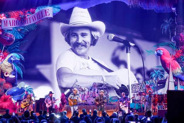 Bilder des Jahres 2023, Entertainment 11 November Entertainment Themen der Woche KW45 Entertainment Bilder des Tages Alan Jackson and Zac Brown perform a tribute to the late Jimmy Buffett during the 57th Annual CMA Awards at Bridgestone Arena in Nashville, Tennessee, on Wednesday, November 8, 2023.  NAS20231108250 JOHNxANGELILLO