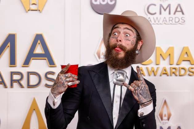 Bilder des Jahres 2023, Entertainment 11 November Entertainment Themen der Woche KW45 Entertainment Bilder des Tages Post Malone arrives on the red carpet with a red cup at the 57th Annual CMA Awards at Bridgestone Arena in Nashville, Tennessee, on Wednesday, November 8, 2023.  NAS20231108160 JOHNxANGELILLO