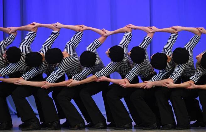 Bilder des Jahres 2023, News 11 November News Themen der Woche KW45 Russia Moiseyev Folk Dance Ensemble School Anniversary 8552922 08.11.2023 Artists perform during a concert marking the 80th anniversary of the Igor Moiseyev State Academic Folk Dance Ensemble School in Moscow, Russia. Vladimir Vyatkin Sputnik Moscow Russia  Copyright: xVladimirxVyatkinx