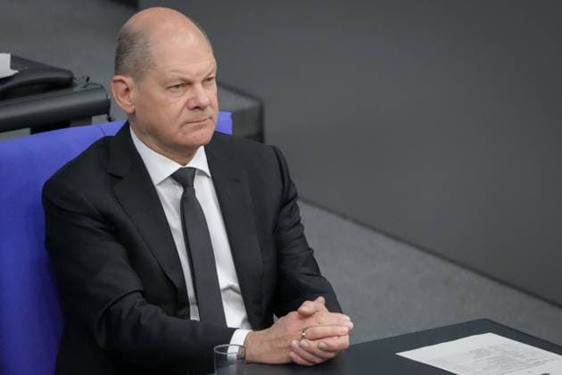 134. Bundestagssitzung und Debatte Bundeskanzler Olaf Scholz (SPD) im Portrait bei der Debatte zum Tagesordnungspunkt Schutz juedischen Lebens in Deutschland bei der 134. Sitzung des Deutschen Bundestag in Berlin, 09.11.2023 Berlin Berlin Deutschland *** 134 Bundestag session and debate Federal Chancellor Olaf Scholz SPD in portrait during the debate on the agenda item Protection of Jewish life in Germany at the 134th session of the German Bundestag in Berlin, 09 11 2023 Berlin Berlin Germany