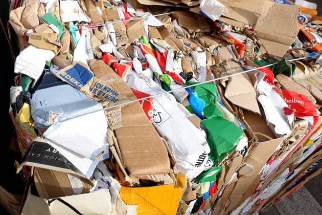 Altpapier sammeln - Altpapier und Altkarton richtig entsorgen - Berlin, Deutschland, DEU, GER, 01.11.2023 - Berlin-Mitte (Ortsteil Wedding): Kartons warten auf die Abholung. Zusammengebundene Pappkartons am Straßenrand zu einem Stapel gepresst, bereit zum Abtransport für eine spätere Wiederverwendung. *** Collecting waste paper Dispose of waste paper and cardboard correctly Berlin, Germany, DEU, GER, 01 11 2023 Berlin Mitte, Wedding district Cardboard boxes waiting to be collected Cardboard boxes tied together and pressed into a pile by the roadside, ready to be taken away for later reuse