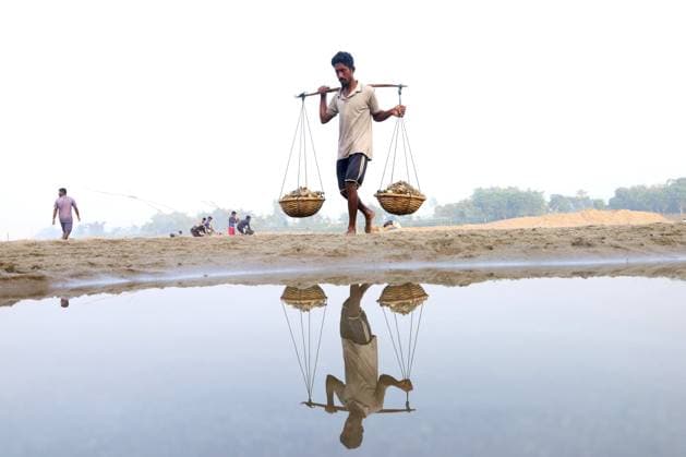 Bilder des Jahres 2023, News 11 November News Themen der Woche KW45 November 9, 2023, Tetulia, Panchagarh, Bangladesh: Locals are picking up stones from the Mahananda River which demarcates the country™s border at Tetulia in Panchagarh. This is their main source of livelihood. More than 25 thousand people are engaged in this profession along 17 kilometers of the river. They lift the stone using long iron rods, automobile inflated tubes and stone sieves. A laborer can earn $3 to $4 a day by picking stones. These stones are used for various construction purposes. Tetulia Bangladesh - ZUMAk174 20231109_zip_k174_003 Copyright: xSyedxMahabubulxKaderx