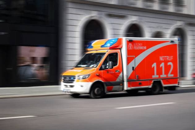 Feuerwehr und Notarzt, Symbolfotos Berlin - Deutschland. Ein Rettungswagen der Berliner Feuerwehr auf dem Weg zu einem Einsatz. *** Berlin Germany An ambulance from the Berlin fire department on its way to an operation