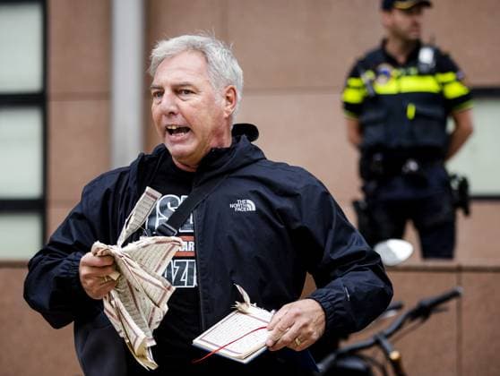 Bilder des Jahres 2023, News 11 November News Themen der Woche KW45 News Bilder des Tages THE HAGUE - Pegida leader Edwin Wagensveld tears up a Koran during a demonstration at the court before the start of the hearing where he is on trial for group insult because he insulted followers of the Koran while tearing up a Koran in The Hague. Wagensveld will not be prosecuted for tearing up the book as, according to the Public Prosecution Service, this is criticism of faith and is not punishable. ANP SEM VAN DER WAL netherlands out - belgium out  Copyright: xx x483411825x originalFilename: 483411825.jpg