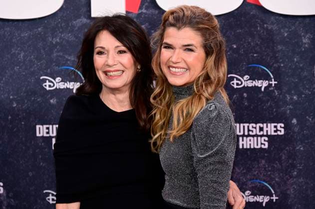 Iris Berben und Anke Engelke bei der Premiere der Disney+ Streamingserie Deutsches Haus im Zoo Palast. Berlin, 08.11.2023