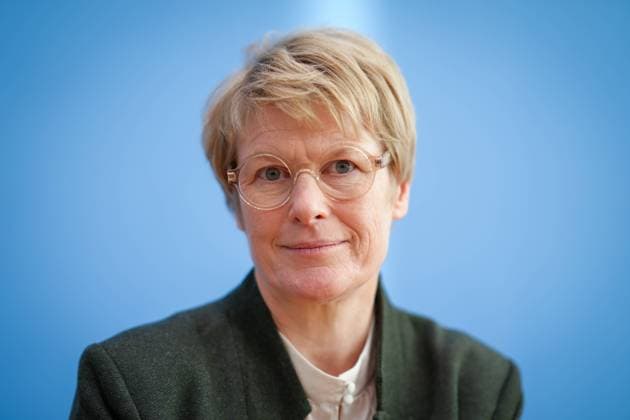 Bundespressekonferenz Vorstellung des Jahresgutachtens 2023 24 - Sachverstaendigenrat zur Begutachtung der gesamtwirtschaftlichen Entwicklung Prof. Dr. Veronika Grimm Mitglied der Wirtschaftsweisen, Sachverstaendigenrat zur Begutachtung der gesamtwirtschaftlichen Entwicklung im Portrait bei der Vorstellung des Jahresgutachtens 2023 24 - Sachverstaendigenrat zur Begutachtung der gesamtwirtschaftlichen Entwicklung in der Bundespressekonferenz, Berlin , 08.11.2023 Berlin Berlin Deutschland *** Federal Press Conference Presentation of the Annual Report 2023 24 Expert Council for the Assessment of Macroeconomic Development Prof Dr Veronika Grimm Member of the Council of Economic Experts, Expert Council for the Assessment of Macroeconomic Develo