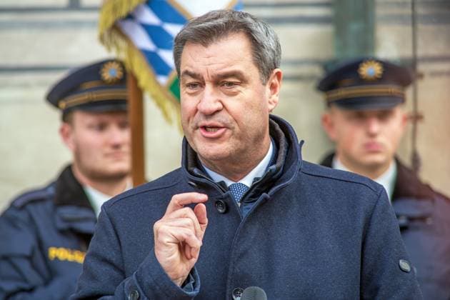 Markus Söder, Bayerischer Ministerpräsident, bei Gedenkveranstaltung zum 100. Jahrestag der Niederschlagung des Hitlerputsches, München, 9. November 2023 Deutschland, München, 9. November 2023, Markus Söder, Bayerischer Ministerpräsident, mit einer Fahnenabordnung der Bayerischen Polizei, Ansprache bei Gedenkveranstaltung zum 100. Jahrestag der Niederschlagung des Hitlerputsches 1923 und der dabei getöteten Polizisten, Kranzniederlegung und Ansprachen an der Westfassade der Residenz, Odeonsplatz, Politik, Bayern *** Markus Söder, Bavarian Prime Minister, at the commemorative event to mark the 100th anniversary of the suppression of the Hitler putsch, Munich, November 9, 2023 Germany, Munich, November 9, 2023, Markus Söder, Bavarian P