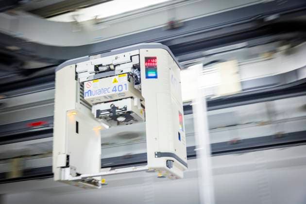 Fördermittelbescheid in Höhe von 5,4 Millionen Euro für Verbundprojekt an GlobalFoundries und seine Partner Automatisierung-Labor von GlobalFoundries. Der Dresdner Halbleiterhersteller GlobalFoundries startet ein KI-Projekt mit Förderung der Europäischen Union und des Freistaates Sachsen. Das Ziel des Projektes Â»LOTSEÂ« sind kürzere Produktionszeiten, die Minderung von Prozessrisiken sowie virtuelle Messungen in der Chipproduktion mit Hilfe Künstlicher Intelligenz (KI). Mit den Projektpartnern TU Dresden, HTW Dresden sowie den Dresdner Unternehmen Advanced Data Processing (ADP) und FlowLogiX werden dafür bis 2026 Lösungen mit den Methoden Advanced Analytics (AA) und Machine Learning (ML) entwickelt. Dresden Sachsen GERMANY ***