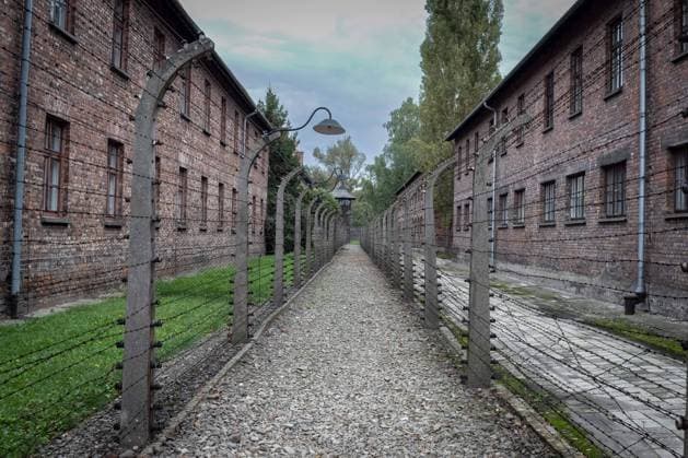 KZ Auschwitz Stacheldrahtzaun und Wachtuerme sollten Gefangene an der Flucht aus dem Konzentrationslager hindern