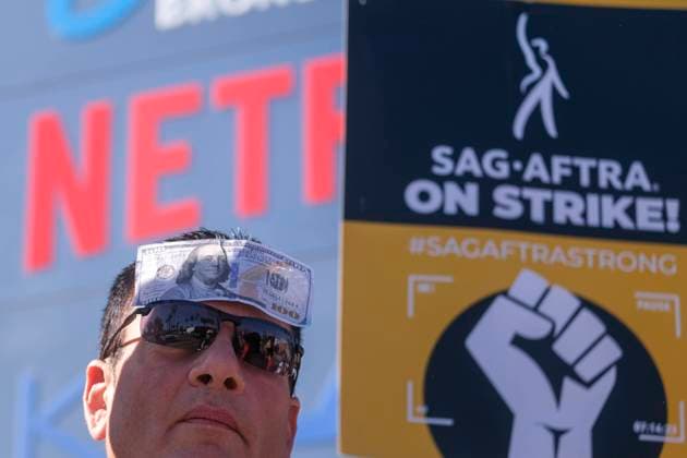 November 8, 2023, Los Angeles, California, United States: Striking SAG-AFTRA members walk with pickets outside Netflix studios. US actors are expected to resume work after their union agreed a tentative deal with Hollywood studios to end a four-month strike. Sag-Aftra reached agreement with the Alliance of Motion Picture and TV Producers (AMPTP) in a unanimous vote.. Los Angeles United States - ZUMAc68_ 20231108_zaf_c68_006 Copyright: xRingoxChiux
