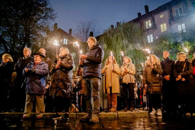News Themen der Woche KW45 News Bilder des Tages 85-arsdagen for Krystallnatten Oslo 20231109. Fakkelmarkeringen av 85-arsdagen for Krystallnatten utenfor Synagogen i Oslo. Foto: Stian Lysberg Solum NTB Oslo Norge nEBx3J5XBNE EDITORIAL USE ONLY Ref:nEBx3J5XBNE.jpg  Copyright: xStianxLysbergxSolumx xNTBx