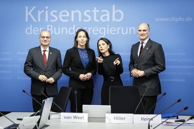 Bilder des Jahres 2023, News 11 November News Themen der Woche KW45 News Bilder des Tages Scenario Discussion mit (L-R) Igli Hasani, Aussenminister von Albanien, Hanke Bruins Slot, Aussenministerin der Niederlande, Annalena Baerbock, Bundesaussenministerin, und Leo Docherty, Staatsminister fuer Europa und Nordamerika des Vereinigten Koenigreichs, nach der Eroeffnung der NATO Cyberkonferenz im Krisenstab des Auswaertigen Amts in Berlin, 09.11.2023. Berlin Deutschland *** Scenario Discussion with L R Igli Hasani, Foreign Minister of Albania, Hanke Bruins Slot, Foreign Minister of the Netherlands, Annalena Baerbock, Federal Foreign Minister, and Leo Docherty, Minister of State for Europe and North America of the United Kingdom, after the opening of the NATO Cyber Conference at the Crisis Unit of the Federal Foreign Office in Berli Copyright: xJaninexSchmitz photothek.dex