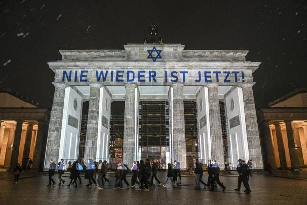 Bilder des Jahres 2023, News 11 November News Themen der Woche KW45 News Bilder des Tages Brandenburger Tor *** NUR FÜR REDAKTIONELLE ZWECKE *** EDITORIAL USE ONLY ***<p>Am 9. November 2023 wird das Brandenburger Tor in Berlin mit der Aufschrift Nie wieder jst jetzt angestrahlt. Deutschland Berlin Berlin Copyright: SergejxGlanze *** Brandenburg Gate FOR EDITORIAL PURPOSES ONLY EDITORIAL USE ONLY p On November 9, 2023, the Brandenburg Gate in Berlin will be illuminated with the inscription Nie wieder jst jetzt Germany Berlin Berlin Copyright SergejxGlanze Copyright: SergejxGlanze doc7sra97qzr20uzxp79cs ,EDITORIAL USE ONLY