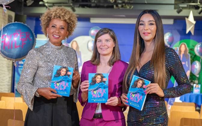 Bilder des Jahres 2023, Entertainment 11 November Entertainment Themen der Woche KW45 Entertainment Bilder des Tages 20231109 Buchpraesentation -Die Supermilf- Verona Pooth spricht mit Arabella Kiesbauer WIEN, OESTERREICH - 09. NOVEMBER: Fernsehmoderatorin Arabella Kiesbauer, Geschaeftsfuehrerin von Thalia Oesterreich Andrea Heumann und ehemalige Model, Moderatorin, Saengerin, Schauspielerin, Unternehmerin und Autorin Verona Pooth anlaesslich der Praesentation des Buchs -Die Supermilf- im Selfpublishing bei Thalia, bei Thalia Wien - Mitte W3 am 05. Oktober 2023 in Wien, Oesterreich. 231109_SEPA_17_007 Copyright: xIsabellexOuvrardx SEPAxMedia