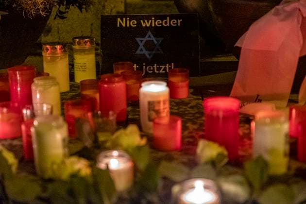 09.11.2023, Gedenkkundgebung Reichspogromnacht, Bielefeld: Anlässlich des 85. Jahrestages der Reichsporgromnacht liefen, wie jedes Jahr, mehrer Hundert Menschen in Gedenken an getötete und deportierte Jüdinnen und Juden durch die Straßen Bielefelds bis zur ehemaligen Synagoge. Nordrhein-Westfalen Deutschland Gedenkkundgebung Reichspogromnacht Bielefeld 2023-03 *** 09 11 2023, Memorial rally Reichspogromnacht, Bielefeld On the occasion of the 85th anniversary of Reichsporgromnacht, several hundred people walked through the streets of Bielefeld to the former synagogue as they do every year in memory of the Jews who were killed and deported North Rhine-Westphalia Germany Memorial rally Reichspogromnacht Bielefeld 2023 03