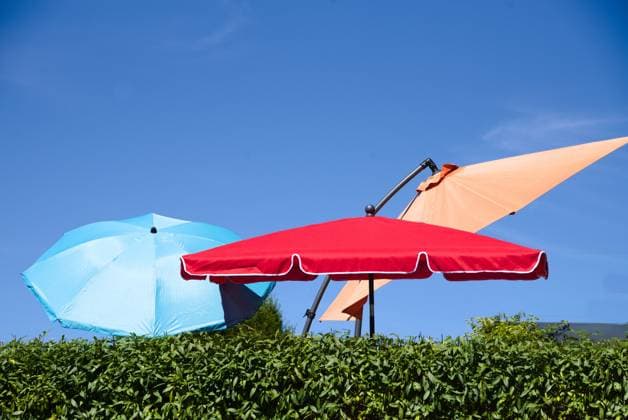 IMAGO Creative, Jahreszeit Sommer, Hitze bunte Sonnenschirme im Garten als Schattenspender gegen starkes Sonnenlicht bunte Sonnenschirme im Garten als Schattenspender gegen starkes Sonnenlicht Copyright: xZoonar.com AlfredxHoferx 20660655