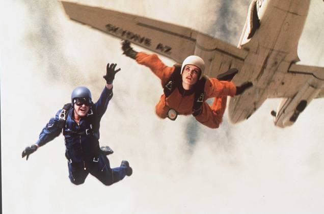 Charlie Sheen, Natasha Kinski Charlie Sheen, and Natasha Kinki freefall over the arizona dessert in Terminal Velocity 1994., Credit:Movie or TV or Production compa Avalon  Copyright: xMoviexorxTVxorxProductionxxcompax xAvalonx 0515728479