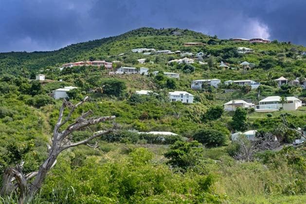 Niederländische Karibik Bedrohliche dunkle Regenwolke über Häusern am Hang auf der Ostseite des niederländischen Inselteils Sint Maarten in der Karibik *** threatening dark Rain cloud via Houses on Hang at the East side of Dutch Island part Sint Maarten in the Caribbean Copyright: imageBROKER/alimdix/xArterrax/xMaricaxvanxderxMeer ibltsm09816578.jpg