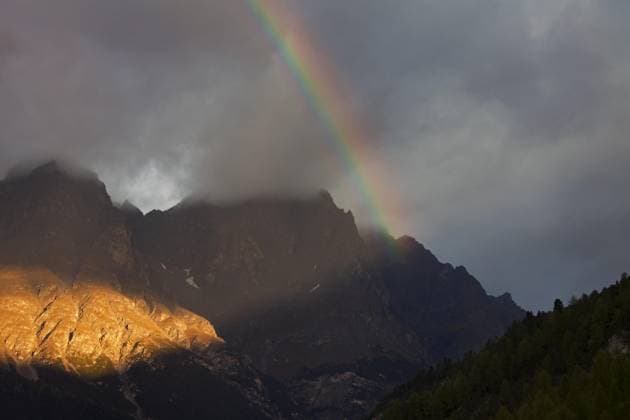 Regenbogen über den Bergen im Val Mingèr, Schweizerischer Nationalpark in Graubünden, Graubünden in den Alpen, Schweiz, Europa *** Rainbow via the Bergen at Val Mingèr, Swiss National Park in Grisons, Grisons in the Alps, Switzerland, Europe Copyright: imageBROKER alimdix xArterrax xSven-ErikxArndt ibltsm09816651.jpg