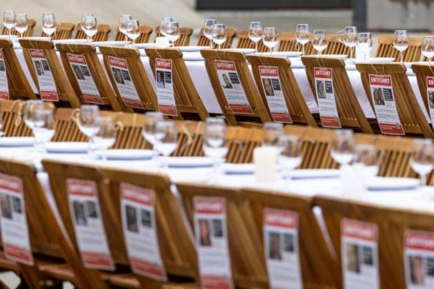 News Themen der Woche KW45 News Bilder des Tages 10.11.2023 , Düsseldorf, Solidaritätsaktion Â«Bring them homeÂ»: Jüdische Gemeinde erinnert mit Tisch und 200 leeren Stühlen an die von der Hamas entführten Geiseln. *** 10 11 2023 , Düsseldorf, Solidarity action Bring them home Jewish community remembers the hostages kidnapped by Hamas with a table and 200 empty chairs