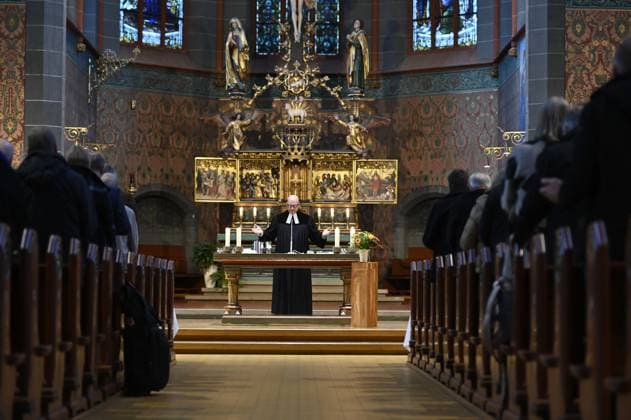 News Themen der Woche KW45 News Bilder des Tages Mit einem Gottesdienst in der Kirche St. Georg haben die Lutheraner ihre Jahrestagung in Ulm begonnen. Das Foto vom 10.11.2023 zeigt Pastor Norbert Roth waehrend des Gottesdienstes. (Siehe epd-Meldung vom 10.11.2023) EDITORIAL USE ONLY *** The Lutherans began their annual conference in Ulm with a service in the church of St. George The photo from 10 11 2023 shows Pastor Norbert Roth during the service See epd report from 10 11 2023 EDITORIAL USE ONLY Copyright: epd-bild HeikexLyding VELKD_Synode6