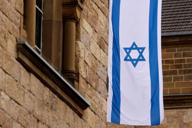 Eine israelische Flagge weht an der Kölner Synagoge in der Roonstraße gegenüber dem Rathenauplatz. Am 7. Oktober 2023 hatte die Hamas einen Überfall auf israelische Gebiete von Gaza aus gestartet und Zivilisten entführt und getötet. (Themenbild, Symbolbild) Köln, 10.11.2023 NRW Deutschland *** An Israeli flag flies at the Cologne synagogue in Roonstraße opposite Rathenauplatz On October 7, 2023, Hamas had launched an attack on Israeli territories from Gaza and kidnapped and killed civilians Themed image, symbolic image Cologne, 10 11 2023 NRW Germany Copyright: xChristophxHardtx