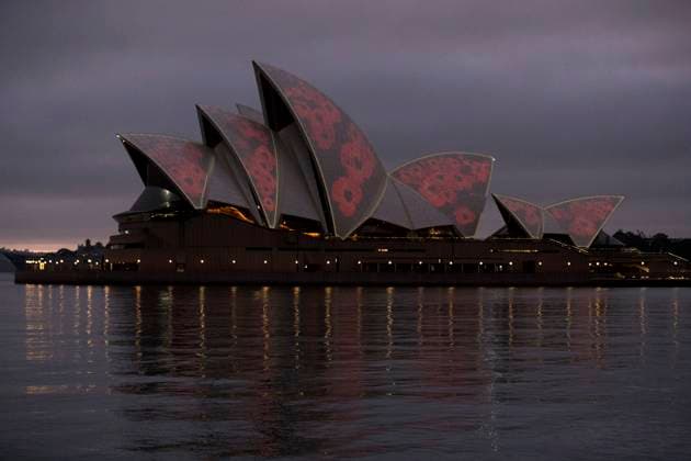Bilder des Jahres 2023, News 11 November News Themen der Woche KW45 REMEMBRANCE DAY SYDNEY, The Sydney Opera House illuminated with poppies during the Remembrance Day Service in Sydney, Saturday, November 11 2023. Remembrance Day ceremonies commemorate the Australians who died at war and in peacekeeping operations. ( NO ARCHIVING, EDITORIAL USE ONLY, NO USE IN BOOKS WITHOUT CONSENT SYDNEY NSW AUSTRALIA  Copyright: xBRENTxLEWINx 20231111001863801350