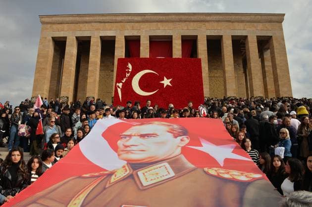 Bilder des Jahres 2023, News 11 November News Themen der Woche KW45 (231110) -- ANKARA, Nov. 10, 2023 -- People visit the mausoleum of Mustafa Kemal Ataturk to commemorate the 85th anniversary of his demise in Ankara, T¨¹rkiye, on Nov. 10, 2023. T¨¹rkiye on Friday marked the 85th anniversary of the demise of Mustafa Kemal Ataturk, founder of the Turkish Republic, with a series of events. (Photo by Xinhua) T?RKIYE-ANKARA-ATATURK-DEATH-ANNIVERSARY-COMMEMORATION MustafaxKaya 