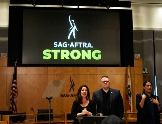Entertainment Bilder des Tages (L-R) SAG-AFTRA President Fran Drescher and National Executive Director and Chief Negotiator Duncan Crabtree-Ireland speaks about the actor strike being over and the details of new contract Friday, Los Angeles CA USA. Nov 10, 2023 Los Angeles USA - ZUMAbl1_ 20231110_zaf_bl1_021 Copyright: xGenexBlevinsx