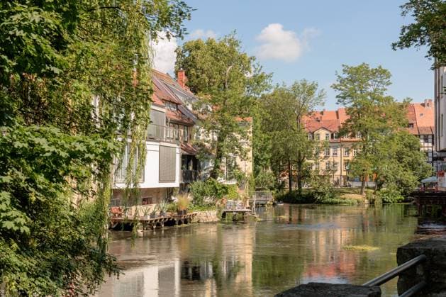 Am Flussufer der Gera in Erfurt in Thüringen Restaurants und Cafe s säumen das begrünte Flussufer der Gera in Erfurt, Thüringen Copyright: xZoonar.com CGIx 18897064