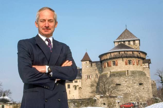Fürst Hans-Adam II., Fürst von Liechtenstein, Schloß Vaduz, Fürstentum Liechtenstein, 1996 Liechtenstein, Vaduz, 1996, Fürst Hans-Adam II., geb. 1945, Fürst von Liechtenstein, Staatsoberhaupt des Fürstentums Liechtenstein, Porträt vor Schloß Vaduz, Geschichte, 1990er, 90er, Jahre, Neunziger Jahre, historisch *** Prince Hans Adam II , Prince of Liechtenstein, Vaduz Castle, Principality of Liechtenstein, 1996 Liechtenstein, Vaduz, 1996, Prince Hans Adam II , born 1945, Prince of Liechtenstein, Head of State of the Principality of Liechtenstein, Portrait in front of Vaduz Castle, History, 1990s, 90s, Years, Nineties, historical