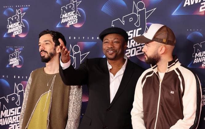 Photocall de la 25eme cÃ rÃ monie des NRJ Music Awards (NMA) au palais des Festivals et des Congres de Cannes MC Solaar (Claude MC, Claude M Baral) entre Bigflo et Oli (Florian et Olivio Ordonez) au photocall de la 25eme cÃ rÃ monie des NRJ Music Awards (NMA) au palais des Festivals et des Congres de Cannes, France, le 10 novembre 2023. Dominique Jacovides Bestimage Celebs attend the 25th NRJ Music Awards - Red Carpet arrivals at Palais des Festivals in Cannes, France, on November 10, 2023. Cannes France  Copyright: xDOMINIQUExJACOVIDESx xBESTIMAGExDOMINIQUExJACOVIDESx xBESTIMAGEx
