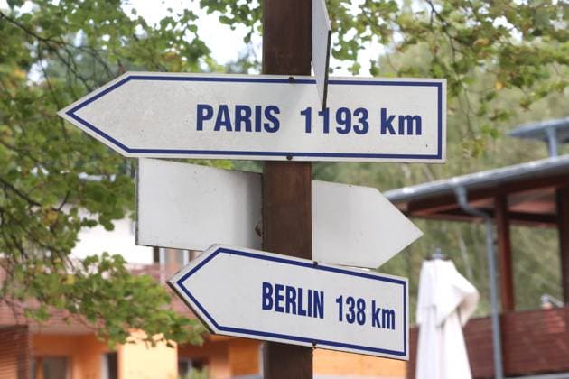 Blick am Mittwoch (04.10.2023) in Neubrandenburg (Landkreis Mecklenburgische Seenplatte) am örtlichen Tollensesee auf einen Wegweiser mit den Richtungsangaben Paris und Berlin. Die Vier-Tore-Stadt kooperiert derzeit mit zahlreichen Orten in Deutschland und Europa.