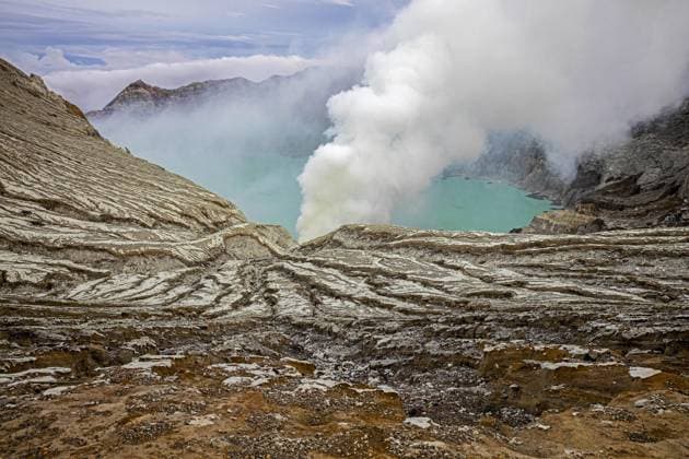  Creative Highlights World Schwefelsee im Kessel des Berges Kawah Ijen in der Region Banyuwangi in Ostjava, Indonesien, Asien *** Schwefelsee at Boilers of Mountain Kawah Ijen in the Region Banyuwangi in East Java, Indonesia, Asia Copyright: imageBROKER/alimdix/xArterrax/xMaricaxvanxderxMeer ibltsm09825707.jpg